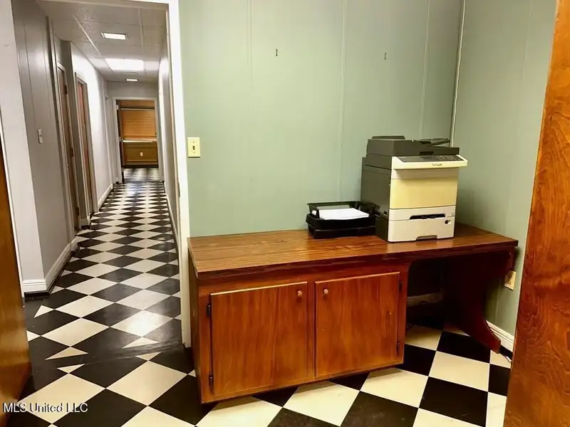 Office Building for Sale or Lease Near Port - 4100 Sq Ft with Conference Room and Parking