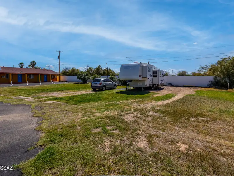 Well-maintained 18-unit Motel Near Tucson Airport with Rv Spaces and Ample Parking