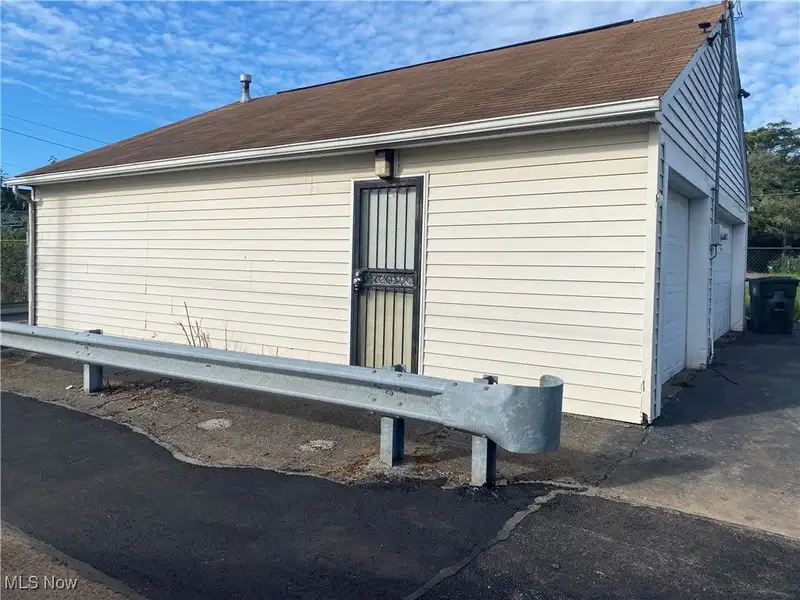Commercial Garage Space in Canton City - 992 Sq Ft with Dual Garage Doors