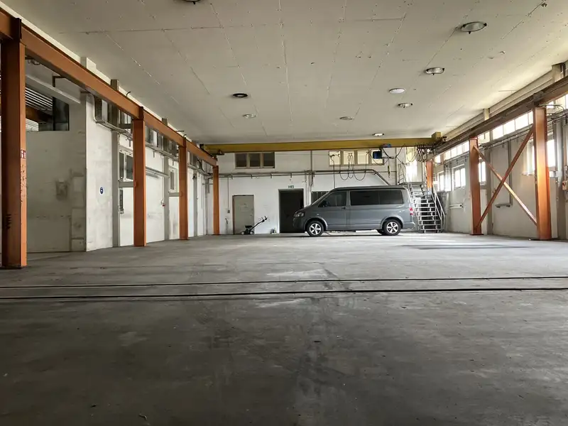 Commercial Complex with Production Hall and Renovation Potential in Prime Location