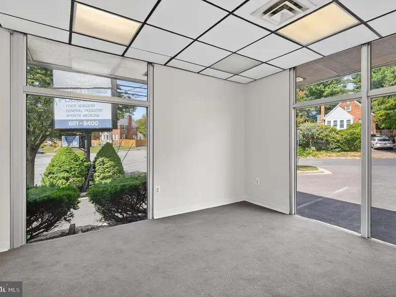 Versatile Commercial Property in Northwood Park, Ideal for Offices, Retail, or Light Industrial