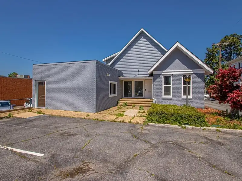 Remodeled Commercial Building Near I-630, Downtown Little Rock – Ideal for Office or Apartment