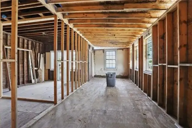Versatile Commercial Property Near Downtown – 7,000 Sq Ft with Multiple Utilities and Parking