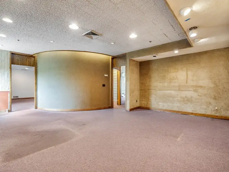 Industrial Building for Lease in North Reading with Office and Warehouse Flexibility