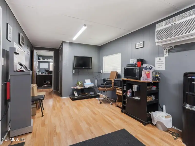 Mixed-use Parcel with Buildings, Ideal for Auto Repair or Sales in Convenient Location