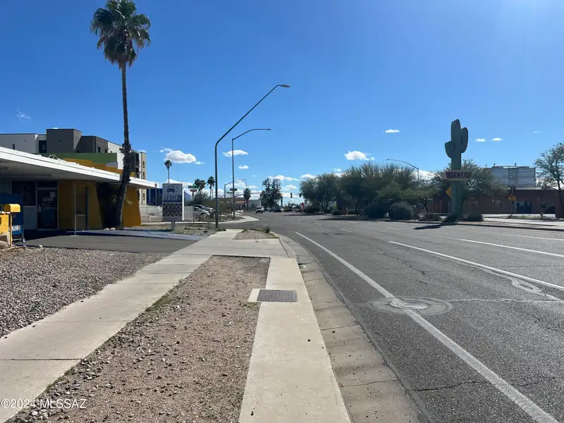 Midtown Auto Retail Building with Workshop on 0.37 Ac Corner Lot
