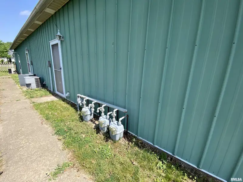 Versatile Commercial Property in Prime Location - 314 W Ash St, Chillicothe, Il