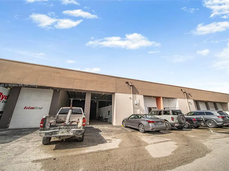 Commercial Property in Doral - Prime Location Near Miami International Airport and Amenities