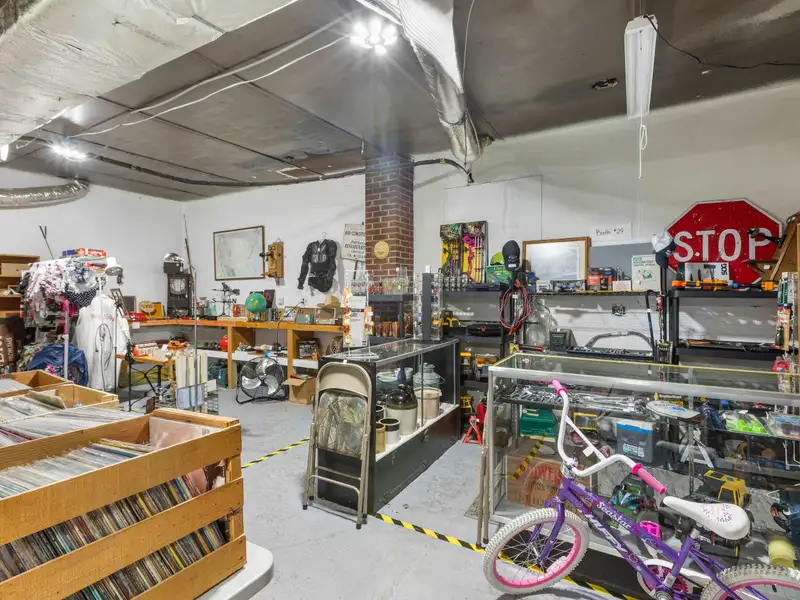 Mixed-use Property in Elkton: Antique Store with 3-bedroom Apartment and Ample Parking