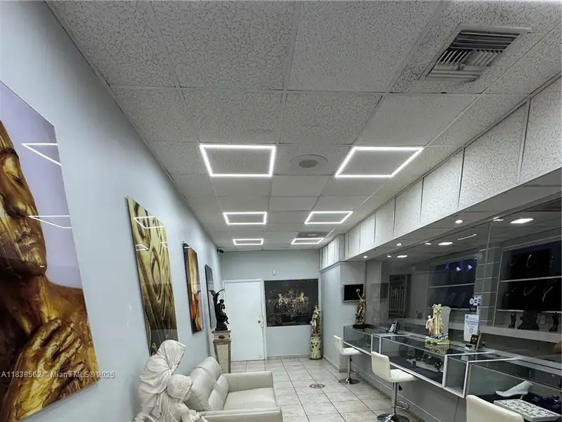 Established Jewelry Store with Rare Pawn License in High-traffic Location