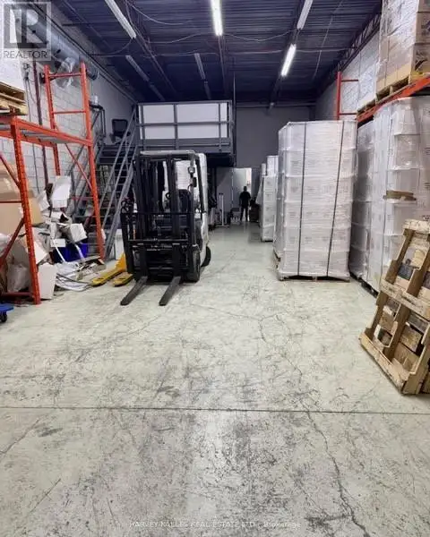 Spacious Commercial/industrial Unit in Beaver Creek Business Park with Versatile Layout