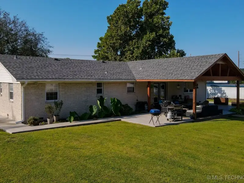 Commercial Property with House and Shops on 2 Acres in Coweta Near Casino