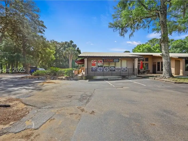 Mid-island Restaurant for Sale Near Palmetto Dunes with Outdoor Dining Area