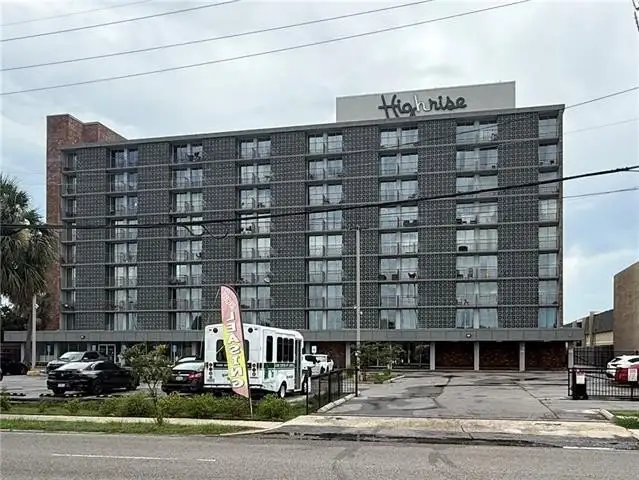 Flexible 1,525 Sq Ft Commercial Space in High-traffic Location with Off-street Parking