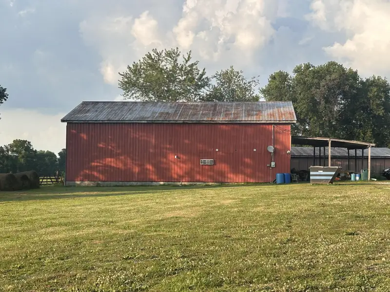 Versatile 40'x60' Auction Barn on 0.92 Acres with Commercial Potential