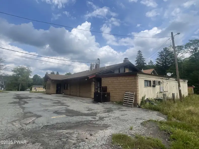 Commercial Building on 7.5 Acres in High-traffic Location Near Hamlin