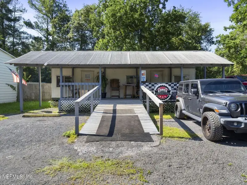 Mixed-use Parcel with Buildings, Ideal for Auto Repair or Sales in Convenient Location