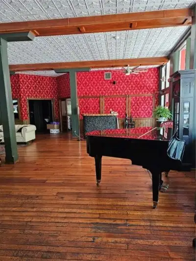 Commercially Zoned 15-suite Overnight Rental Property in Eureka Springs