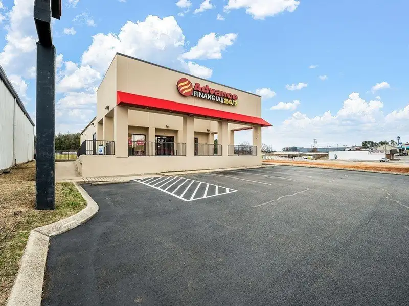 Commercial Building in High Traffic Area Near I-40 Exit 287, 3657 Sq Ft