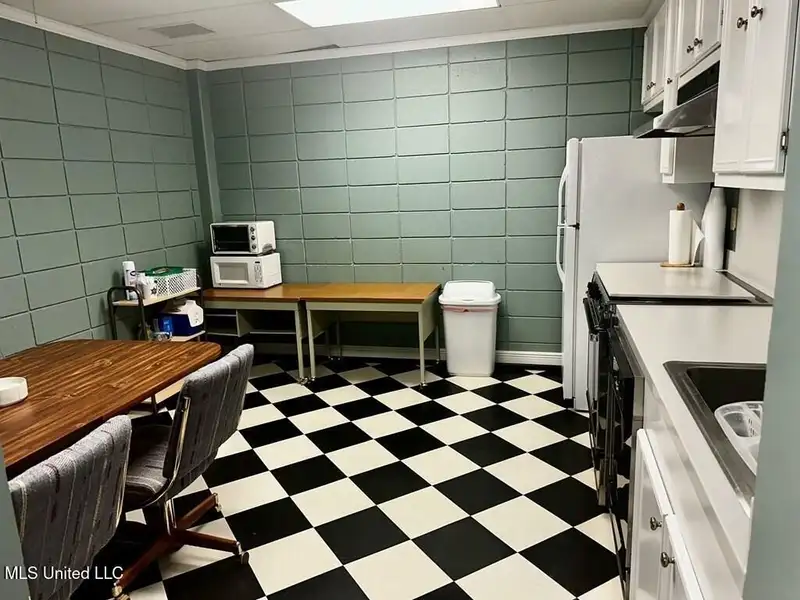 Office Building for Sale or Lease Near Port - 4100 Sq Ft with Conference Room and Parking