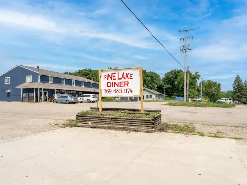 Cozy Diner with Pole Barn on 3 Acres Across from Pine Lake