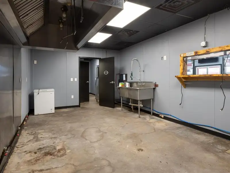Prime Restaurant/bar on 1.24 Acres with Ample Parking and Outdoor Dining