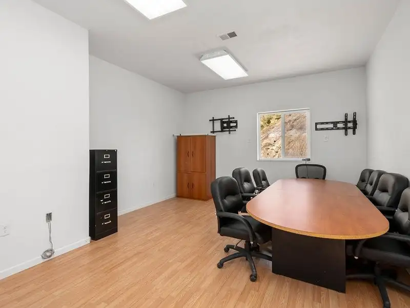 Well-maintained Commercial Property with Global Tenant and 6.8% Cap Rate on 5.71 Acres