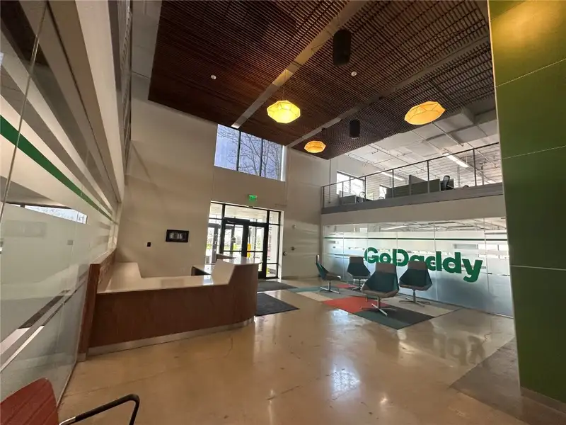 Modern Office Space with Amenities in Hiawatha, Ia - Ample Parking and Training Rooms