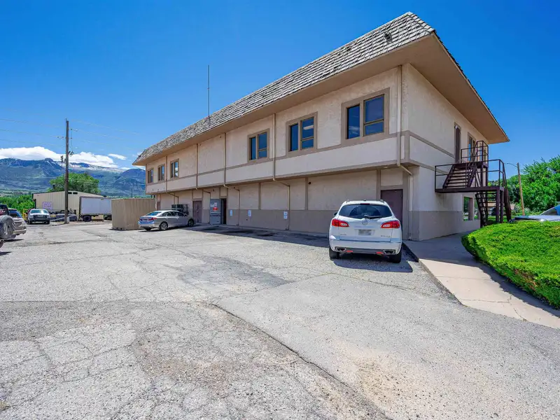 Two-story Commercial Investment Property in Downtown Parachute with 6%+ Cap Rate