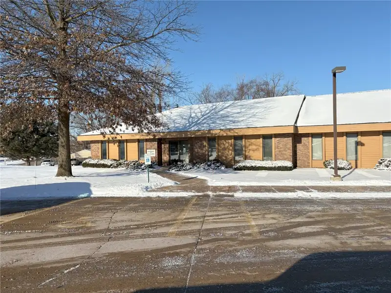 Updated Office Suite in Well-maintained Park Near I-380