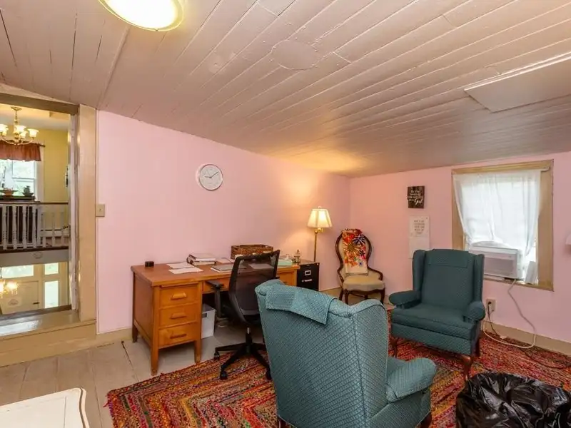 Victorian Office Space with Ada Compliance in Quaint Broadway, Ideal for Airbnb Potential