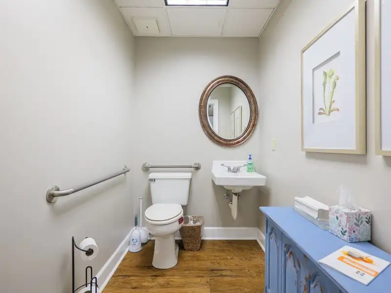 Executive Office Building in Loch Winn Business Park, Valdosta - Renovated with Ample Space