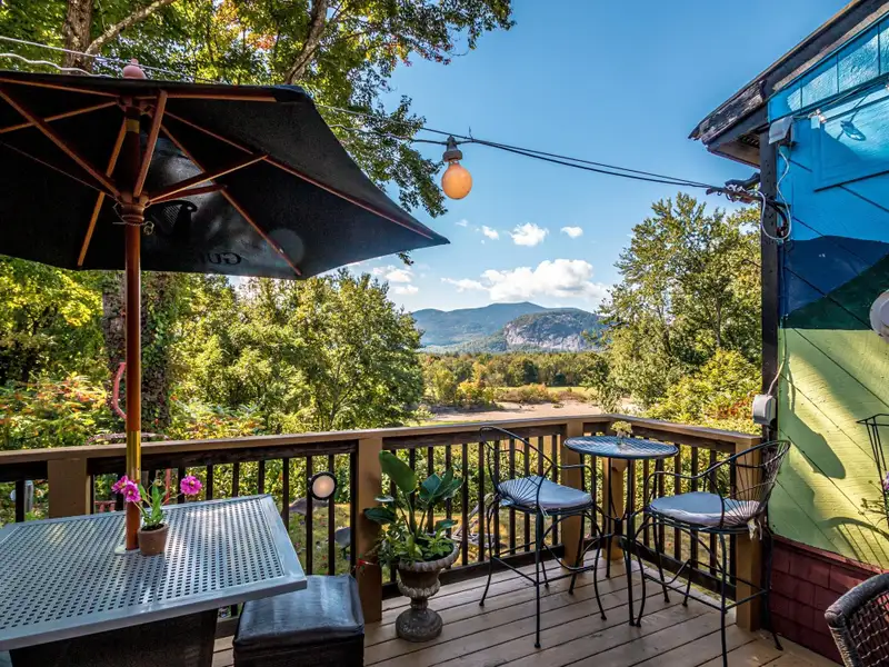 Irish Pub and Restaurant with Mountain Views on 1.64 Acres in North Conway