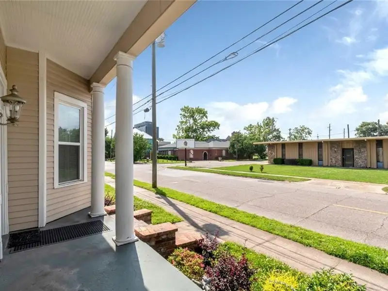 Mixed-use Property in Downtown Mobile with High Ceilings and Fenced Yard