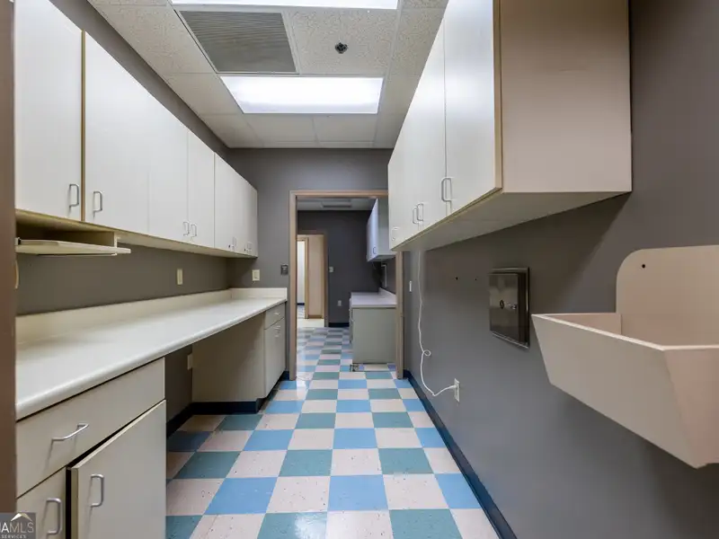Flexible 3700 Sq Ft Commercial Space for Office or Medical Use in Adairsville