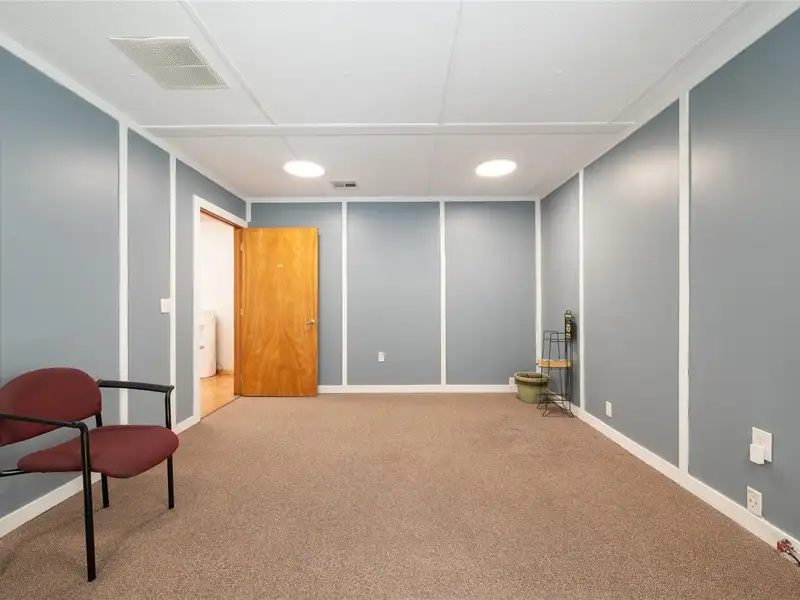 Professional Office Space for Lease in High-traffic Orlando Corridor with Ample Parking
