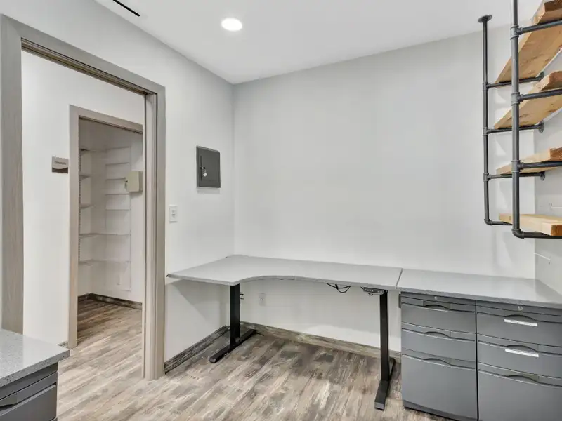 End-cap Warehouse with Offices in Central Jupiter, Move-in Ready