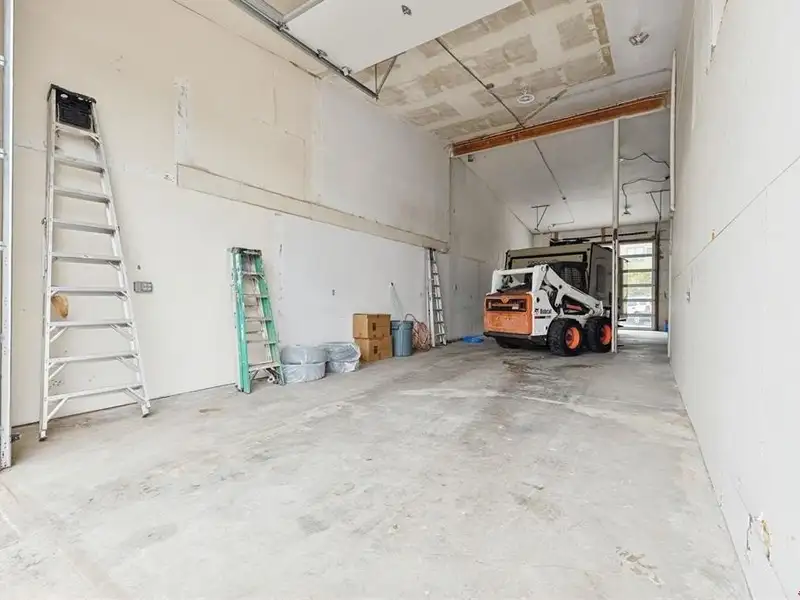 Industrial Office/warehouse Space in Bodo Park with On-site Parking and City Utilities