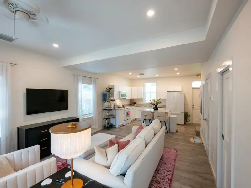 Mixed-use Compound with Residential and Commercial Units in Key West, Built 2021