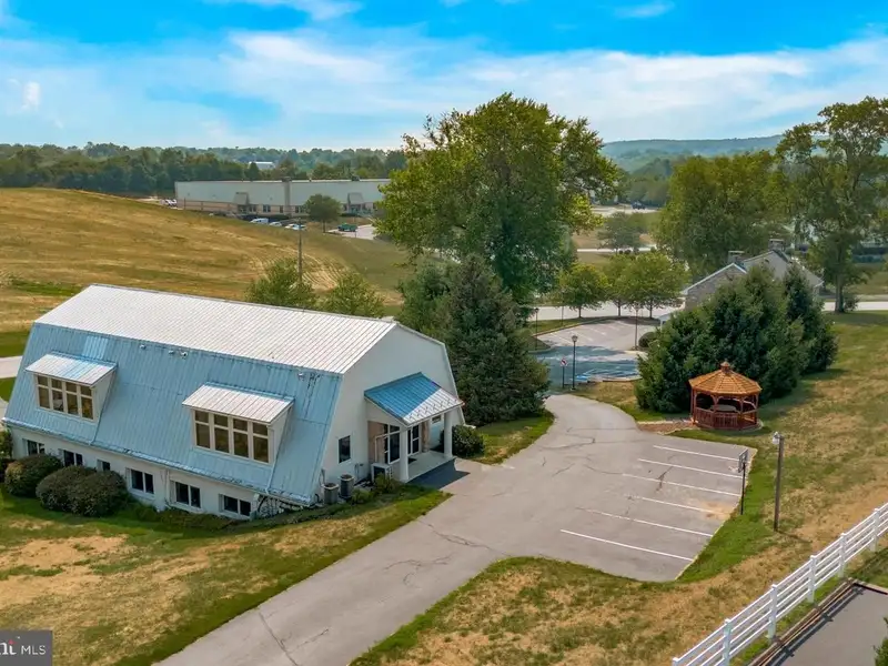 Multi-building Investment on 7 Acres: Barn, Farmhouse, and Warehouse with Rental Income