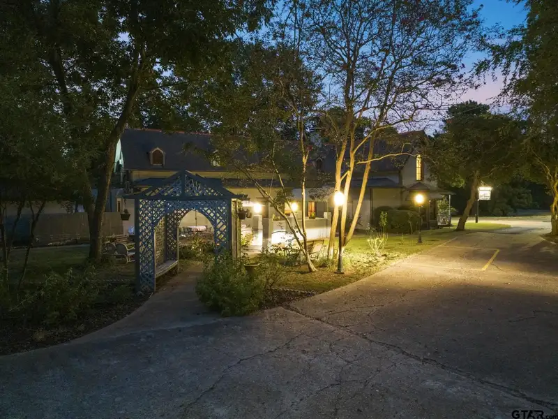 Historic Downtown Pittsburg Bed and Breakfast with 6 Ensuites and Unique Train Car Suite