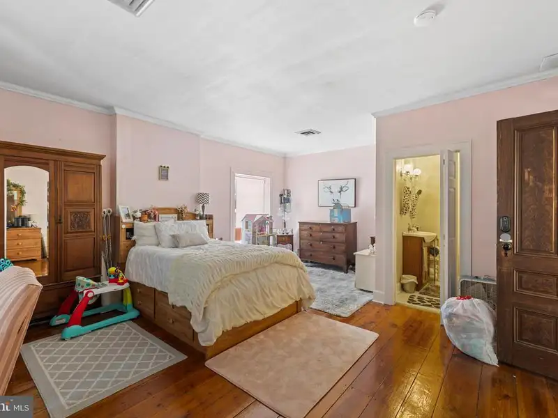 Historic Mcmechan Inn: 13-bedroom Home and Commercial Space in Moorefield, Wv