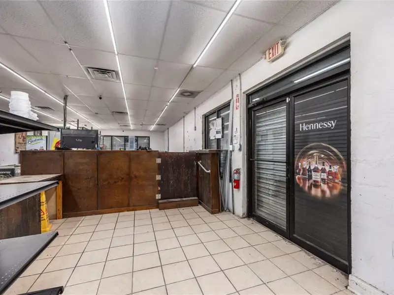Versatile Commercial Building for Retail or Service Use in High-traffic Location