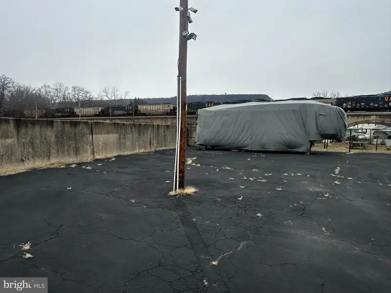 Single-story Commercial Building with Parking and Fenced Lot in Prime Location