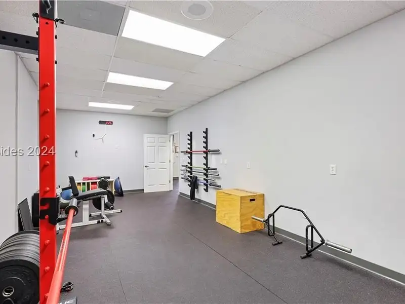 5,000 Sq Ft Retail Sublease in Port Royal Plaza with High Visibility