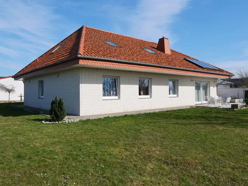 Versatile Residential and Commercial Property in Bad Lippspringe with Garden and Parking