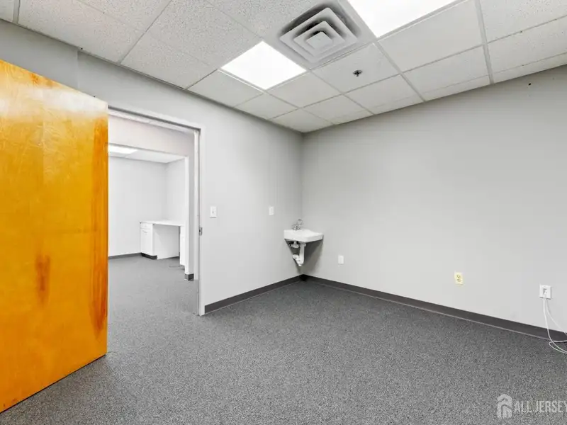 Prime 3,900 Sf Office Space for Lease in Middlesex County's Professional Complex