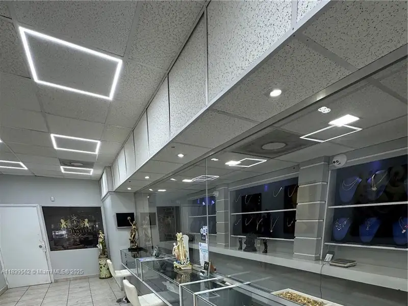Established Jewelry Store with Rare Pawn License in High-traffic Location