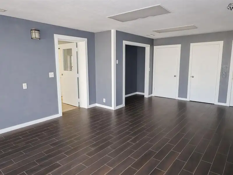 Commercial Property with Office, Living Quarters, and Warehouses in Wichita Falls Area