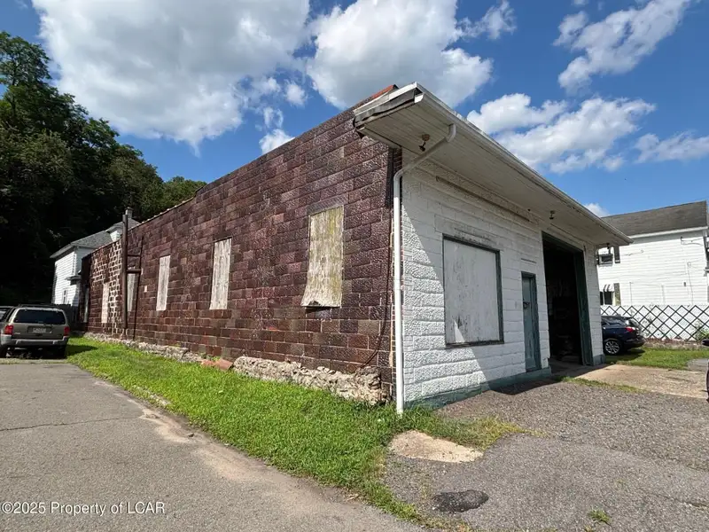 Convenient Storage Garage Available for Rent